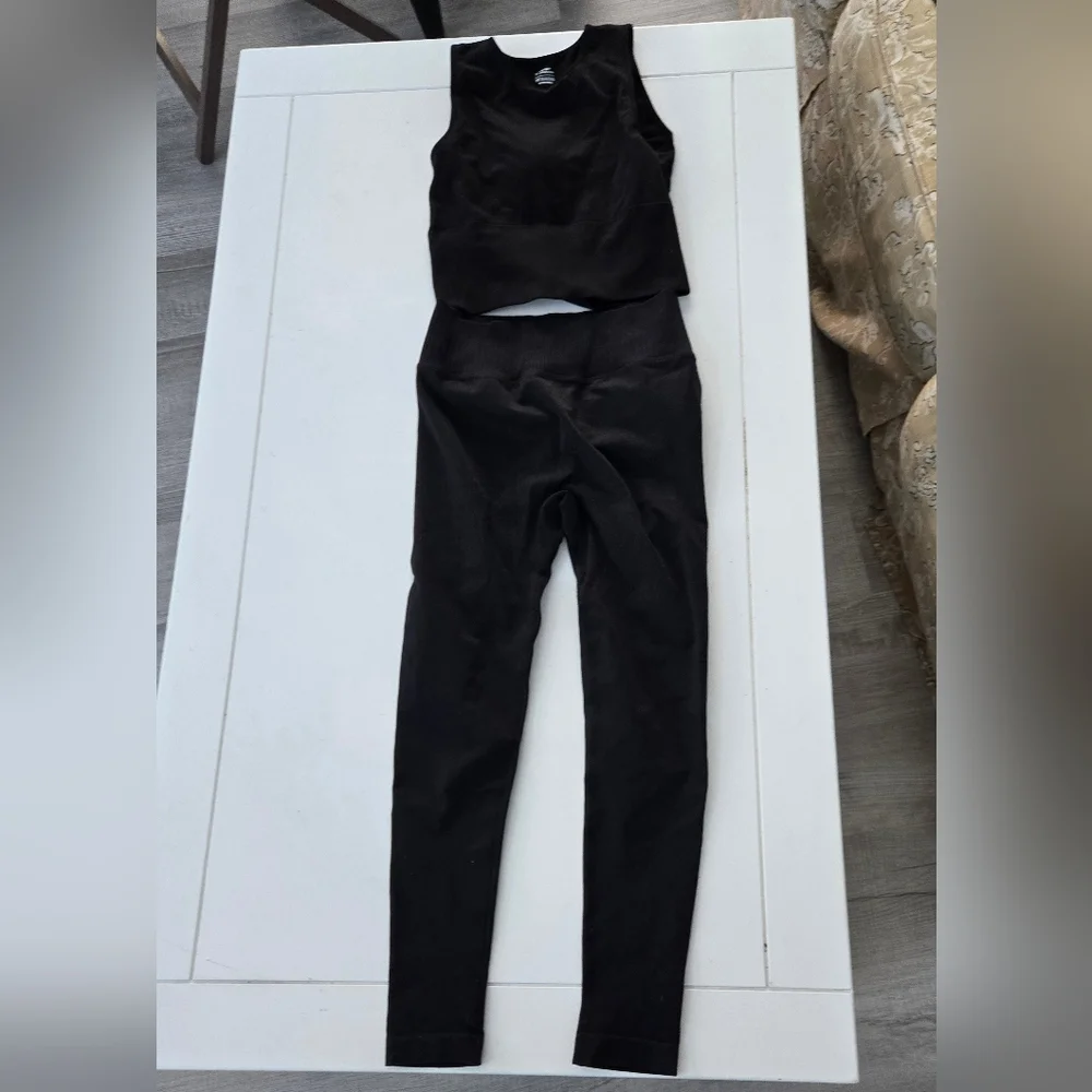 Women's Black leggings and cropped shirt size small - Picture 1 of 11